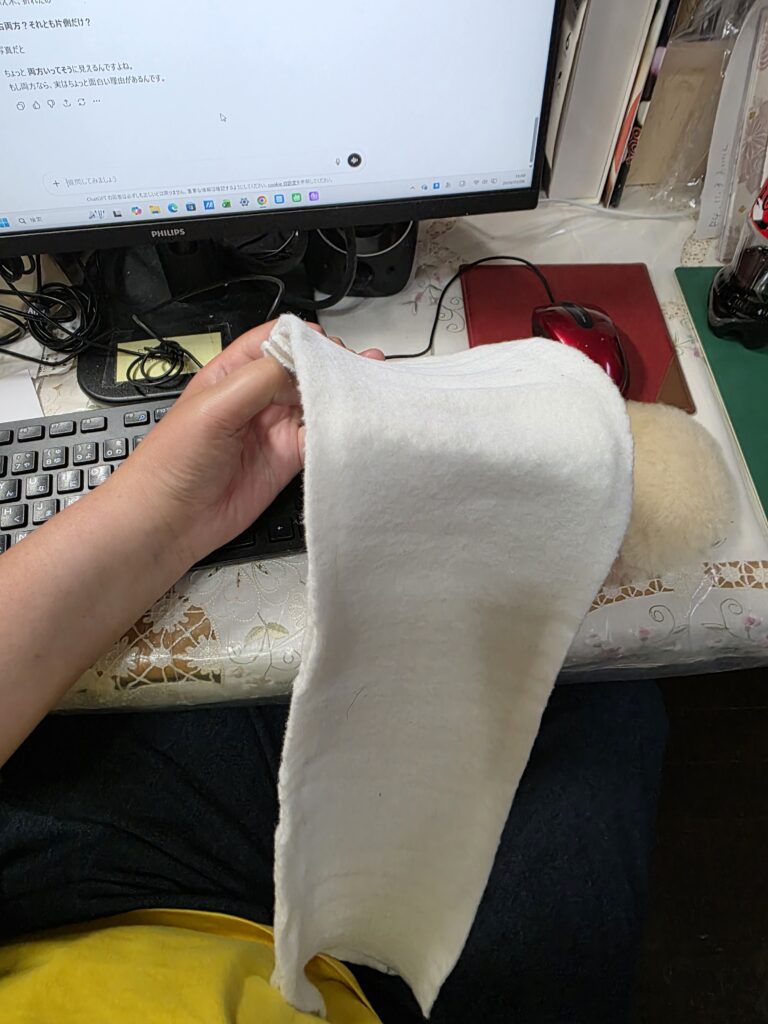 
膝の怪我で整形外科のシーネ（添え木）が折れた状態（使用開始５日目）