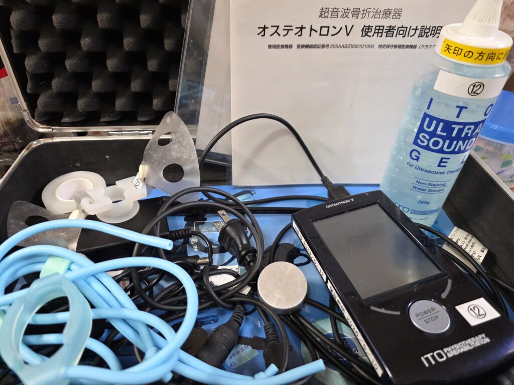 LIPUS治療機オステオトロンVの本体と超音波プローブ一式