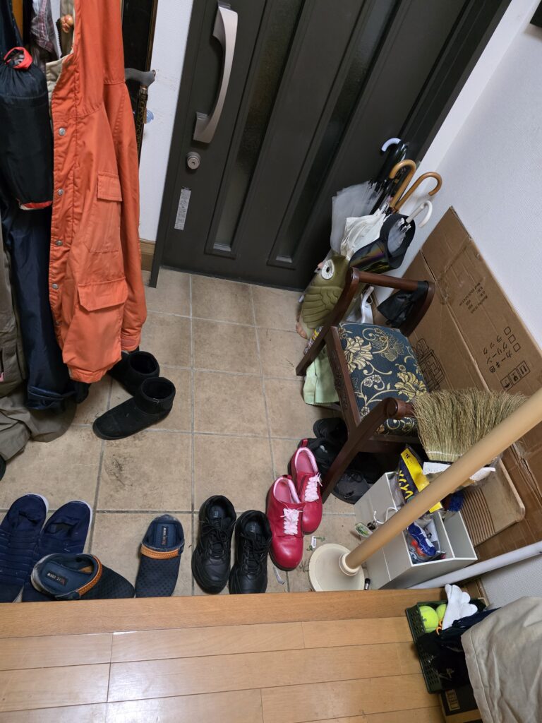 椅子と杖を置いた玄関の様子