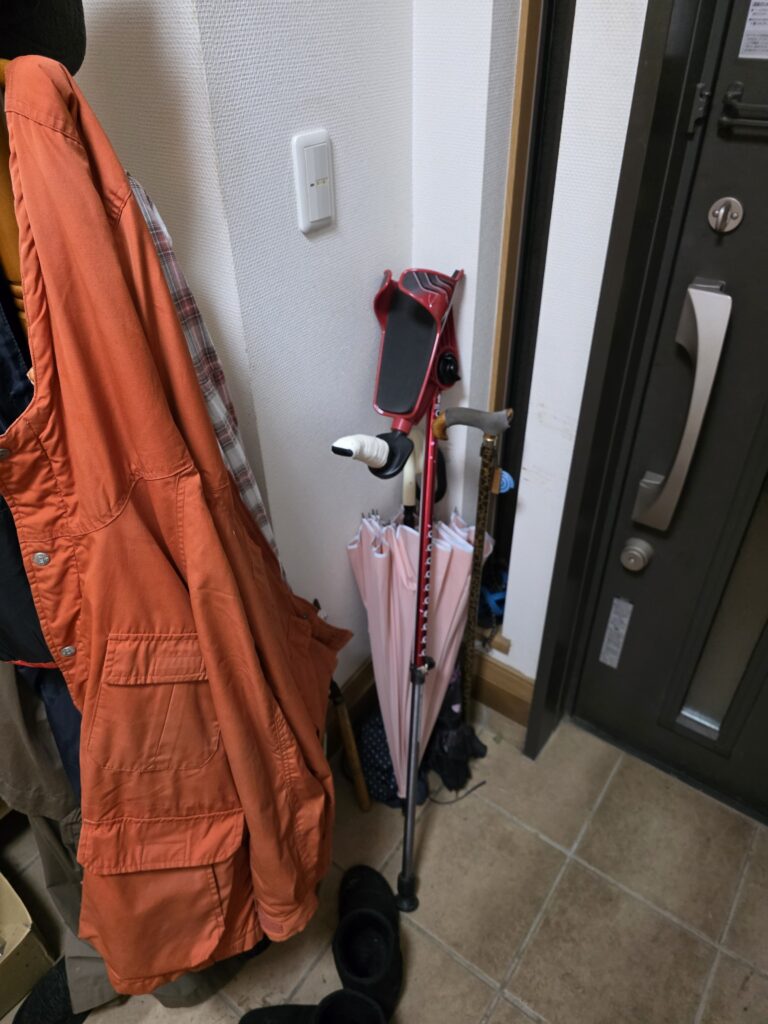 玄関に置いている杖と靴
