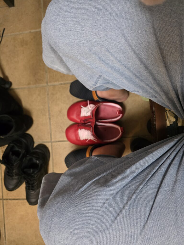 玄関で椅子に座って靴を履く目線