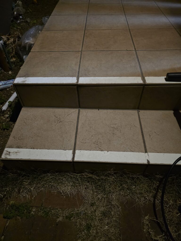 玄関アプローチの段差の様子。