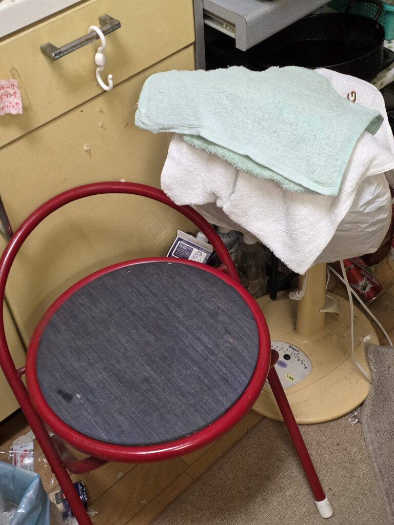 キッチンに置いた椅子｜座りながら家事をするための工夫イメージ