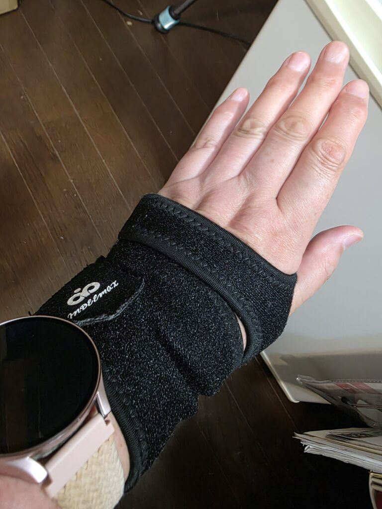 手首サポーターを着用している様子｜家事の負担を減らすための実体験イメージ